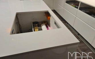 Kücheninsel mit Compac Arbeitsplatte Absolute Blanc und Ausschnitten