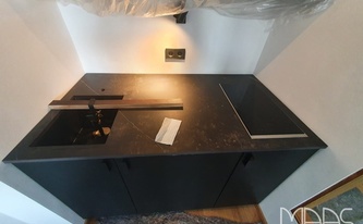 Kleine Küche in Schwarz mit Dekton Arbeitsplatte Kelya