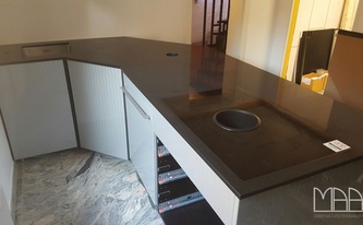 Moderne Küche in Schwabach mit Caesarstone Arbeitsplatte 3100 Jet Black