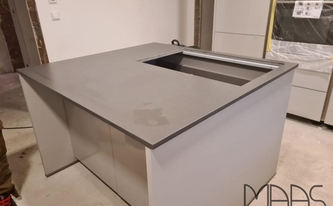 Silestone Arbeitsplatte Marengo auf der Kücheninsel montiert
