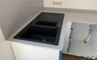 IKEA Küche mit Silestone Arbeitsplatte und Rückwand Aluminio Nube 