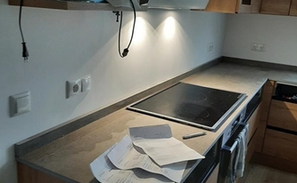 Montage in Schwerin der Dekton Arbeitsplatten und Wischleisten Keon