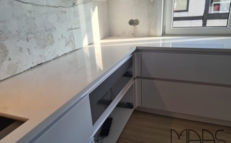 Küche in Schwerin mit Neolith Arbeitsplatten Arctic White