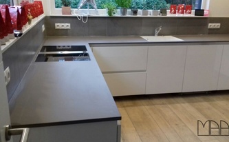 U-förmige Küche mit Dekton Arbeitsplatten Galema