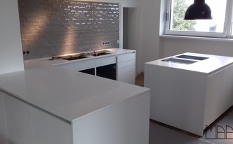 Weiße Küche in Siegburg mit Caesarstone Arbeitsplatten 1141 Pure White / Perfect White