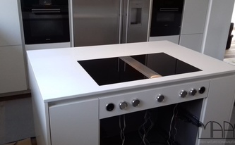 Kücheninsel mit Caesarstone Arbeitsplatte 1141 Pure White / Perfect White