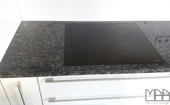 Ceranfeld in der Sapphire Brown Granit Arbeitsplatte
