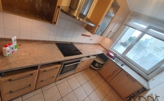 Küche in Siegburg mit Granit Arbeitsplatten und Wischleisten Cielo Ivory