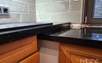 Silestone Arbeitsplatten Negro Stellar mit 4 cm Gehrungsschürzen