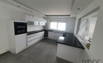 Montage der Quarz Arbeitsplatten Mirror Black in Siegen