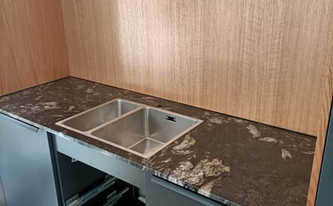Küchenzeile mit Granit Arbeitsplatte Black Cosmic