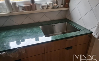 Marmor Arbeitsplatte Verde Guatemala unter dem Fenster montiert