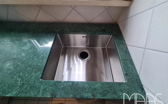 Spüle in der Marmor Arbeitsplatte Verde Guatemala
