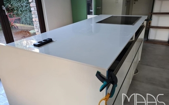Kücheninsel mit Porcelanosa Arbeitsplatte Moon White