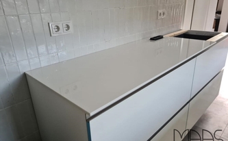 Porcelanosa Arbeitsplatte Moon White auf der Küchenzeile montiert