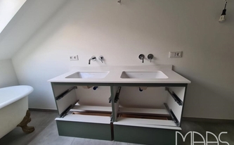 Hängeschrank mit Laminam Waschtischplatte Ardesia Bianco a Spacco