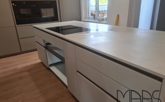 Küchenblock in St.Pölten mit Dekton Arbeitsplatte Argentium