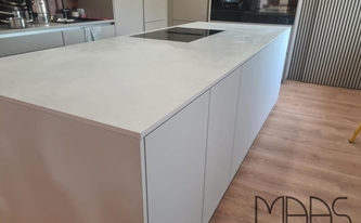 Montage der Dekton Arbeitsplatte Argentium in St.Pölten