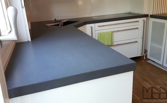 Geschliffene Oberflächen der Caesarstone Arbeitsplatten 4120 Raven