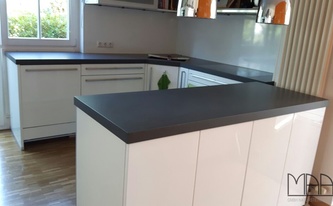 U-Küche mit Caesarstone Arbeitsplatten 4120 Raven