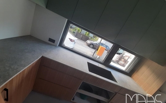 Küche in Starnberg mit Dekton Arbeitsplatten und Rückwände VK03 Grigio
