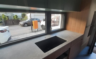 Montage der Dekton Arbeitsplatte VK03 Grigio mit Spüle