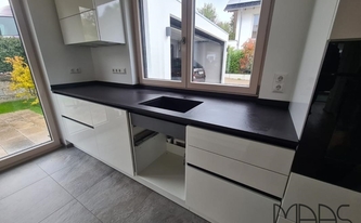 Dekton Arbeitsplatte Sirius auf der Küchenzeile montiert