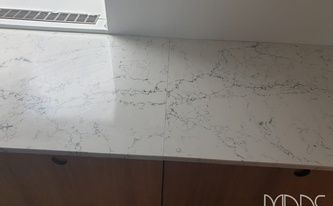 Montage in Steyr der Caesarstone Arbeitsplatten 5143 White Attica