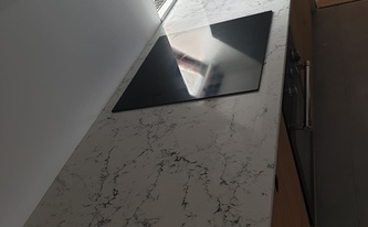 Montage der Caesarstone Arbeitsplatten 5143 White Attica in Steyr