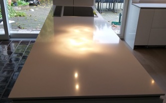 Kücheninsel mit Silestone Arbeitsplatte Iconic White