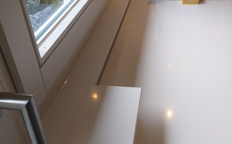 Silestone Arbeitsplatten und Fensterbank Iconic White