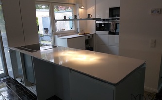Küche in Stolberg mit Silestone Arbeitsplatten und Fensterbank Iconic White