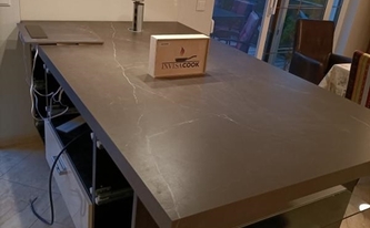 Montage der Infinity Arbeitsplatte Pulpis Brown mit Invisacook 