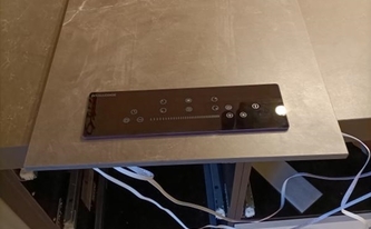 Das Bedienfeld von Invisacook in der Infinity Platte Pulpis Brown