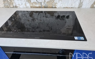 Kochfeld in der Dekton Arbeitsplatte VK01 Nebbia