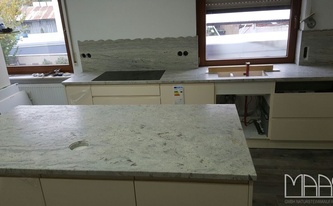 Küche mit Juparana Bianco Granit Arbeitsplatten