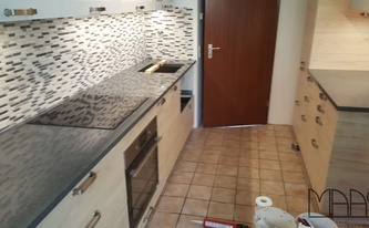 Küche in Stuttgart mit Granit Arbeitsplatten Padang Dunkelgrau TG 36