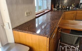 Montage der Granit Arbeitsplatten Rosso Balmoral in Stuttgart