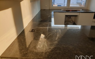 U-förmige Küche mit Granit Arbeitsplatten und Seitenwange Steel Grey