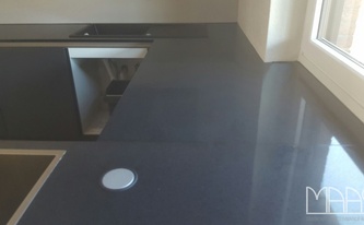 Montage der Silestone Cemento Spa Arbeitsplatten