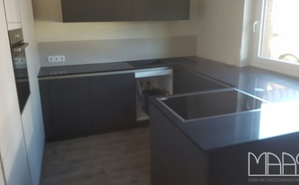 Hochglanzpolierte Silestone Cemento Spa Arbeitsplatte