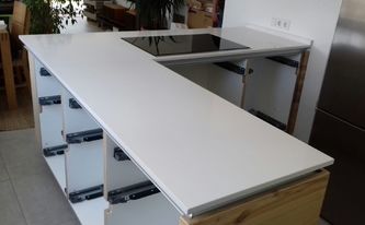 Ausschnitt für das Aufbaukochfeld in der Silestone Classic White Arbeitsplatte