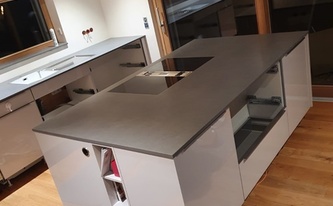 Kücheninsel mit Neolith Arbeitsplatte Pietra di Piombo