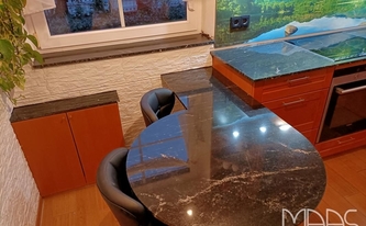 Porto Branco Scuro Granit Tischplatte im Anschluß an die Küche