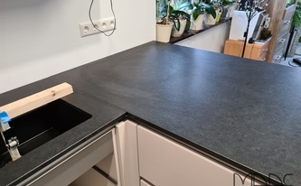 U-Küche mit Granit Arbeitsplatten Black Cloudy