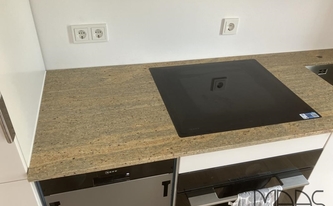Granit Arbeitsplatte Kashmir Gold Chiaro mit Ceranfeld