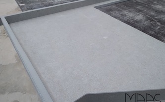 Infinity Arbeitsplatten Concrete Grey mit Schürzen auf Gehrung verklebt