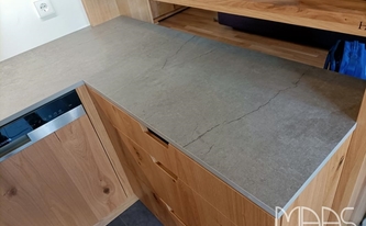 Holzküche mit Dekton Arbeitsplatte Soke