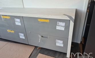 Küchenzeile mit Dekton Arbeitsplatte und Seitenwange Neural