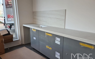 Küchenzeile mit Dekton Arbeitsplatten, Seitenwange und Rückwand Neural